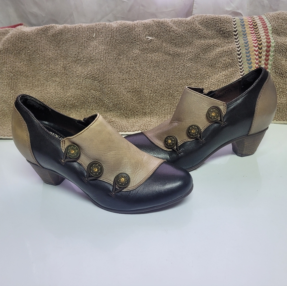 L'ARTISTE black and tan booties